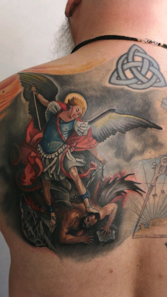 Agnieszka Stanielewicz-tatuaż-plecy-cover-Abstrakcyjny-Neo-tradycyjny