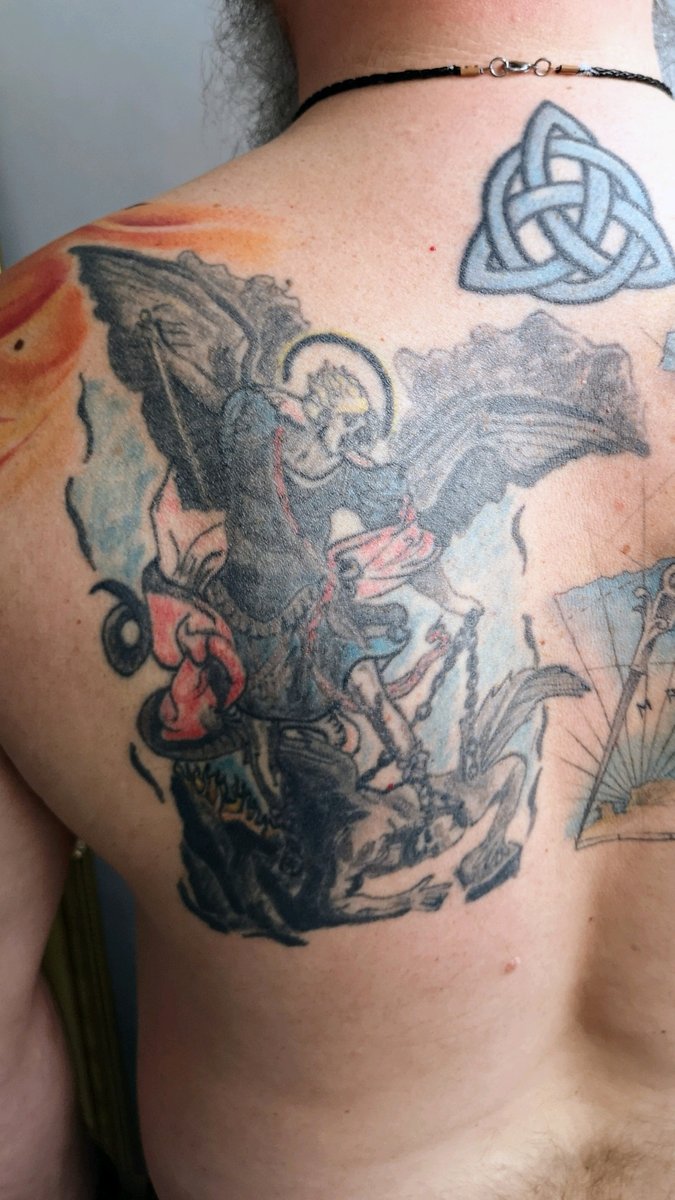 Agnieszka Stanielewicz-tatuaż-plecy-cover-Abstrakcyjny-Neo-tradycyjny