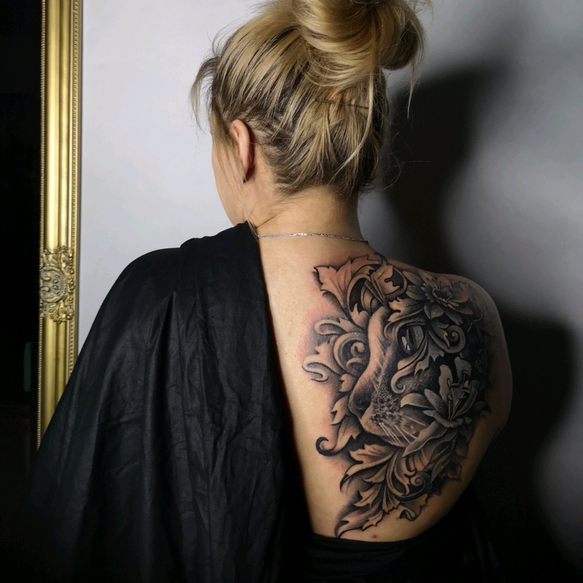 Agnieszka Stanielewicz-tatuaż-kot-kwiaty-Black & Grey-Realizm