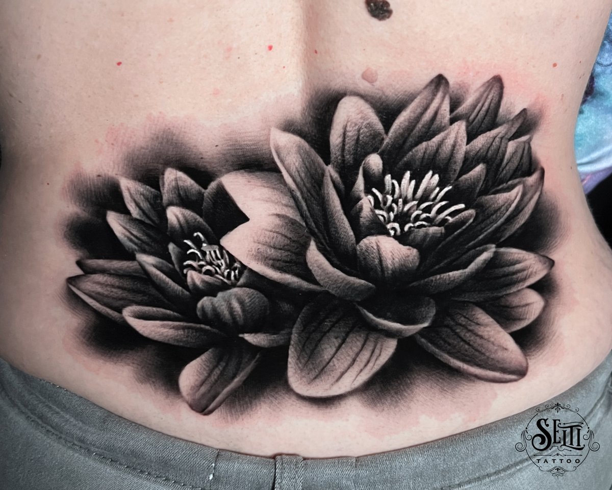 Katarzyna Cieślak -tatuaż-flowers-lotus-Black & Grey-Realizm
