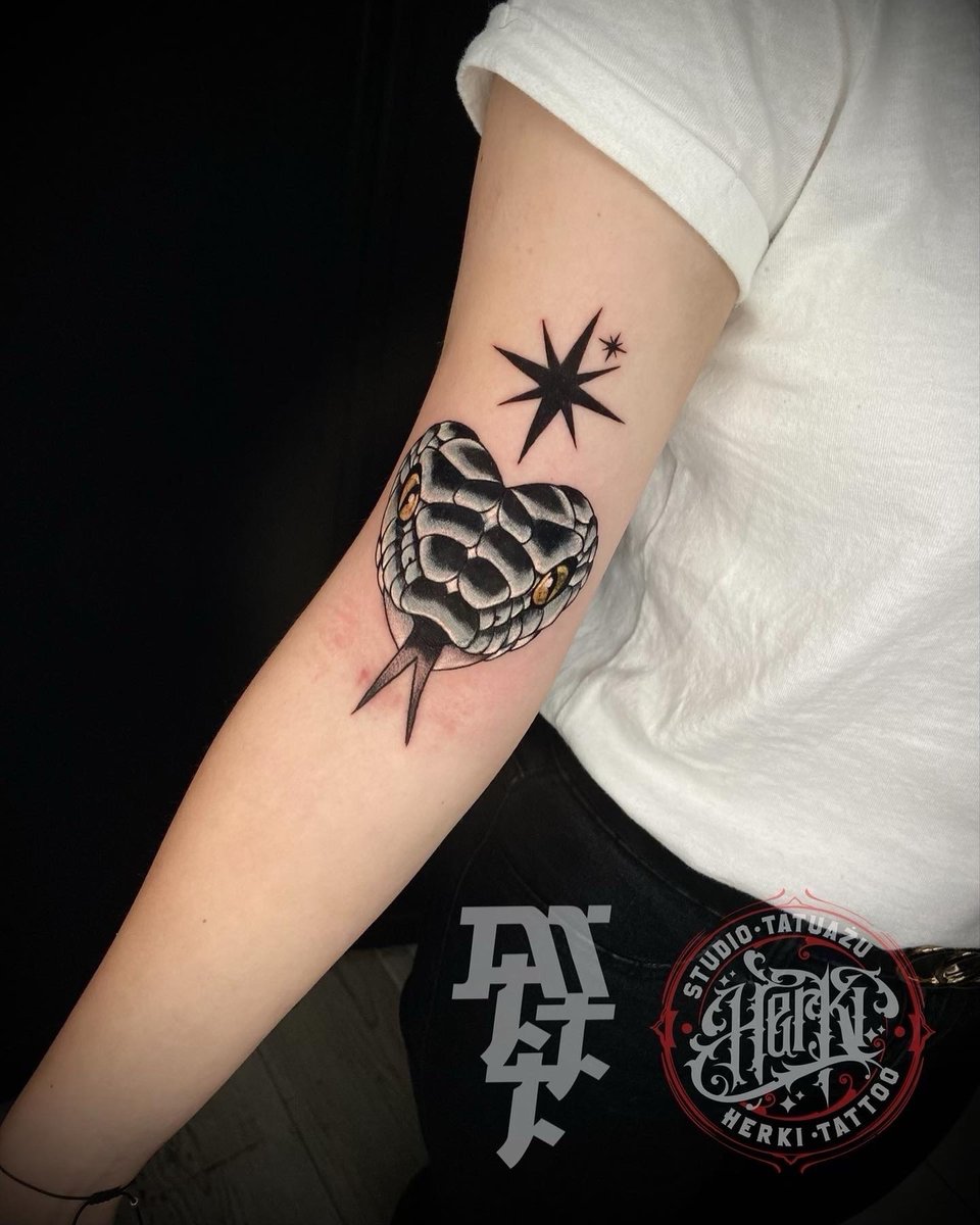 Karol Michalak-tatuaż-cover-coverup-Abstrakcyjny-Blackwork / Blackout-Graficzny / Sketch-Traditional / Oldschool