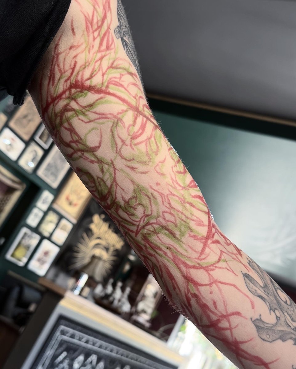 Szczuply ink -tatuaż-czaszka-workinprogress-Black & Grey-Blackwork / Blackout-Graficzny / Sketch