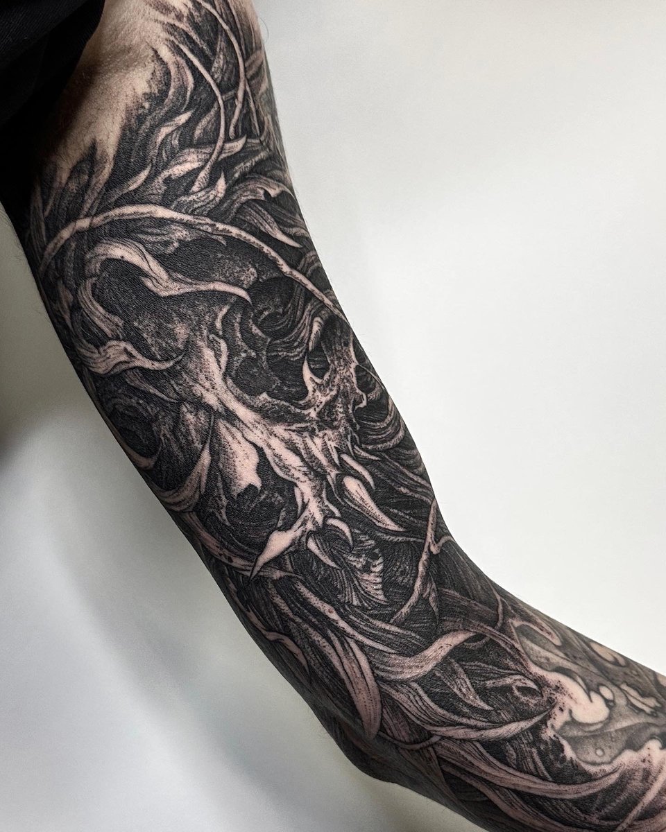 Szczuply ink -tatuaż-czaszka-workinprogress-Black & Grey-Blackwork / Blackout-Graficzny / Sketch