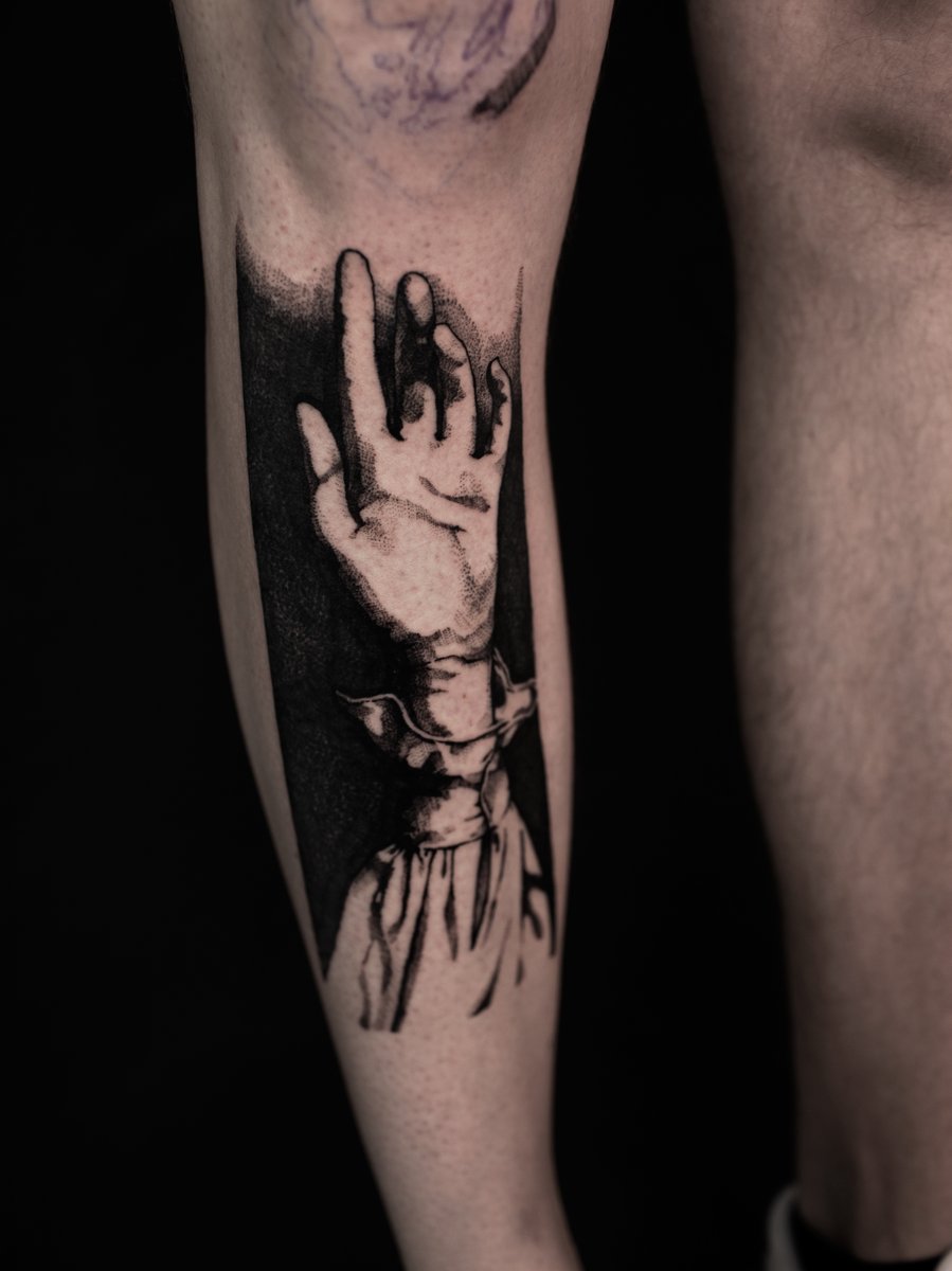 Paweł Mocek -tatuaż-łydka-noga-Dotwork