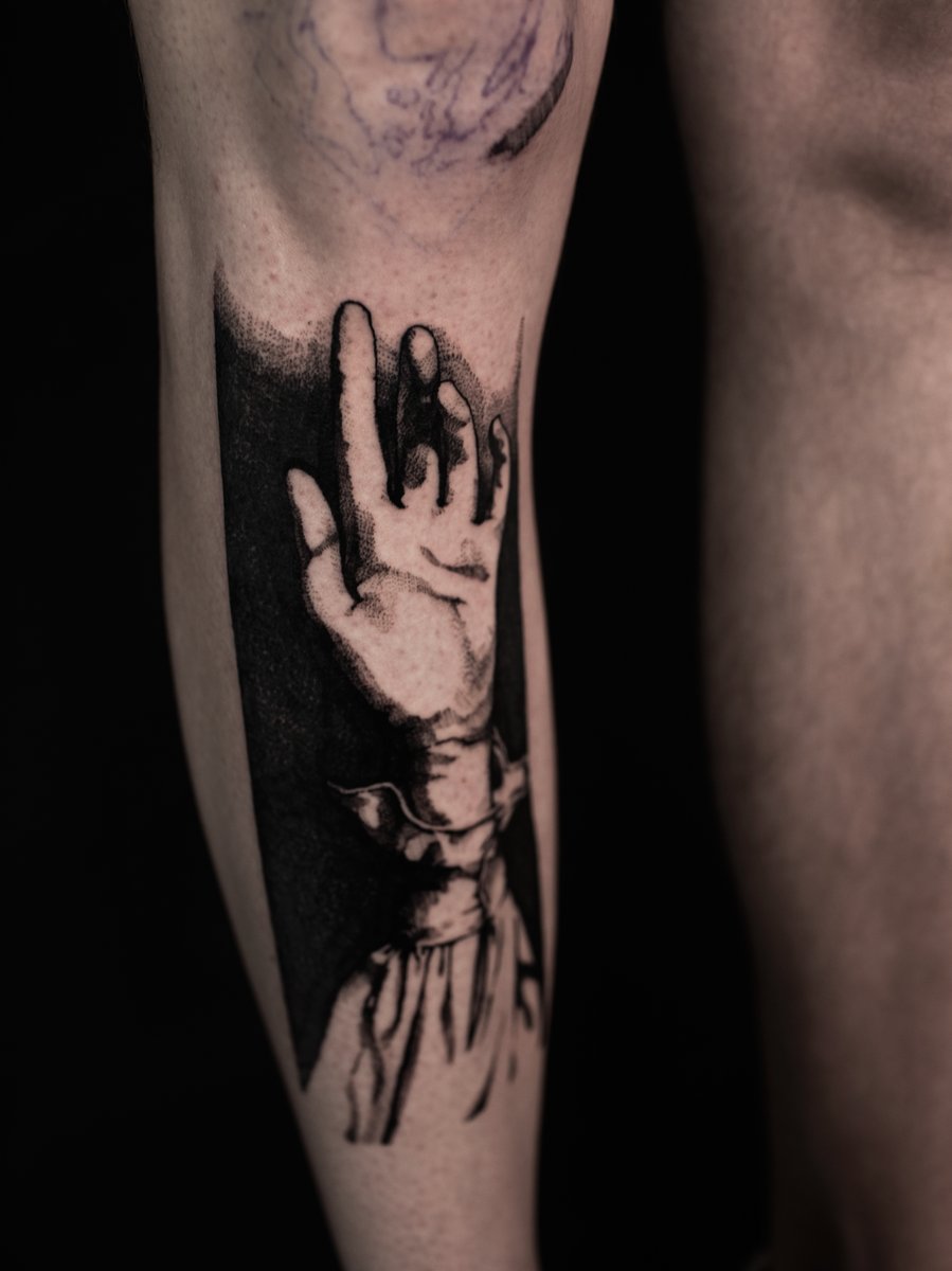 Paweł Mocek -tatuaż-łydka-noga-Dotwork