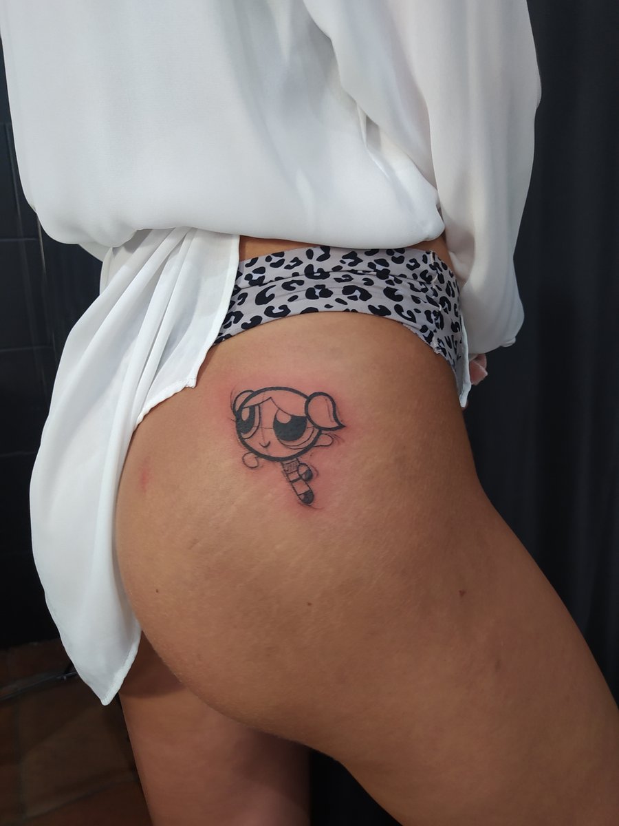 Martyna Borowiec-tatuaż-atomówki-pośladek-Graficzny / Sketch