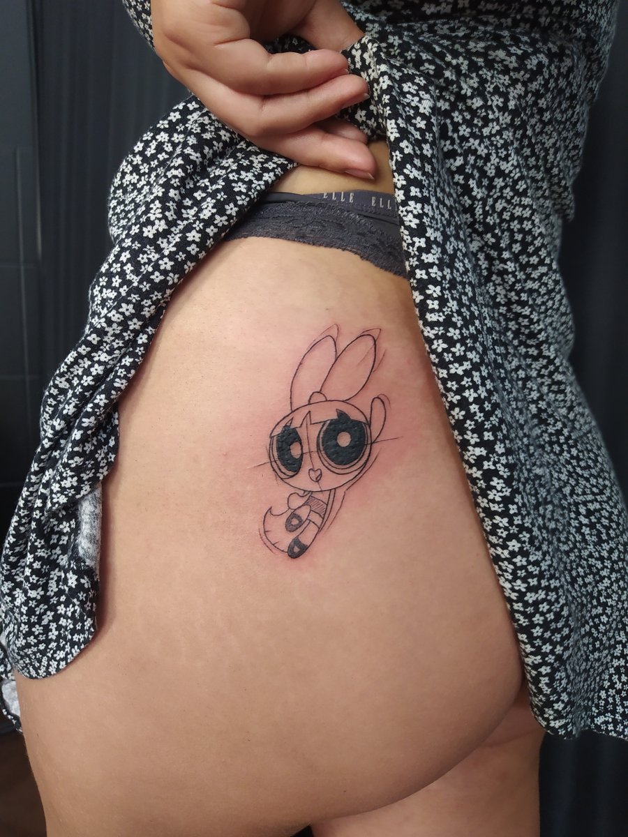 Martyna Borowiec-tatuaż-atomówki-pośladek-Graficzny / Sketch