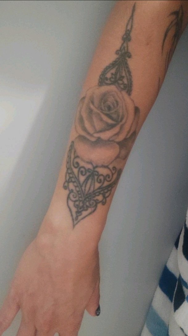 Agnieszka Stanielewicz-tatuaż-cover-peony-Neo-tradycyjny