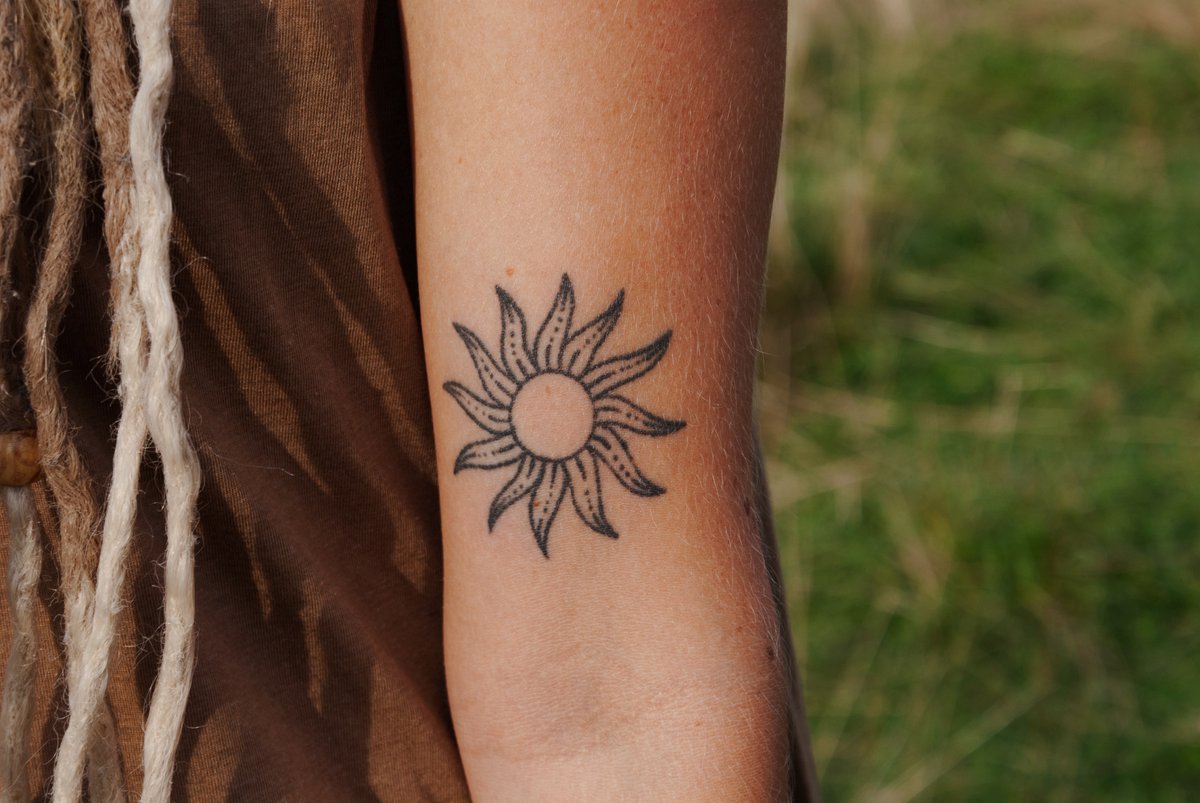 Bemuszenko-tatuaż-słońce-ramię-Geometryczny / Ornamenty-Handpoke