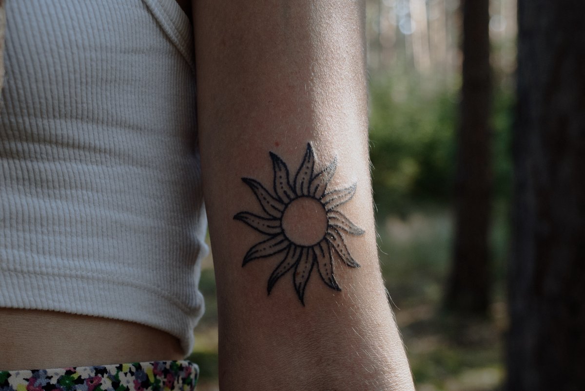 Bemuszenko-tatuaż-słońce-ramię-Geometryczny / Ornamenty-Handpoke