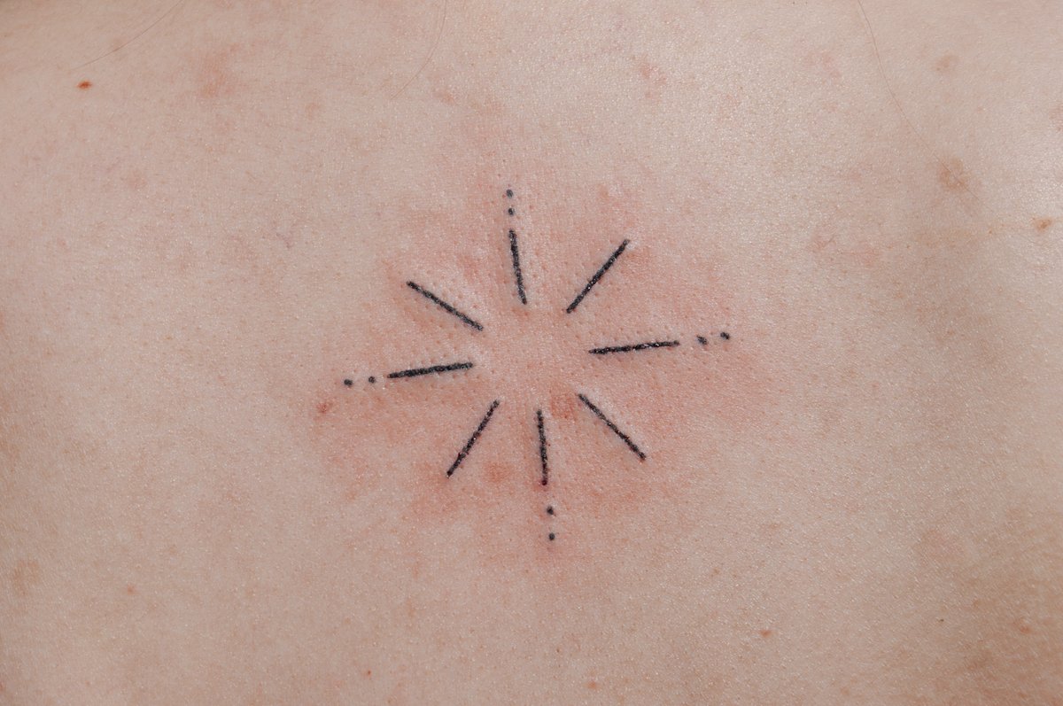 Bemuszenko Handpoke-tatuaż-słońce-symbol-Geometryczny / Ornamenty-Line work / Fineline / Outline-Minimalizm