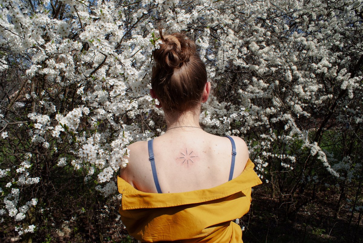 Bemuszenko Handpoke-tatuaż-słońce-symbol-Geometryczny / Ornamenty-Line work / Fineline / Outline-Minimalizm