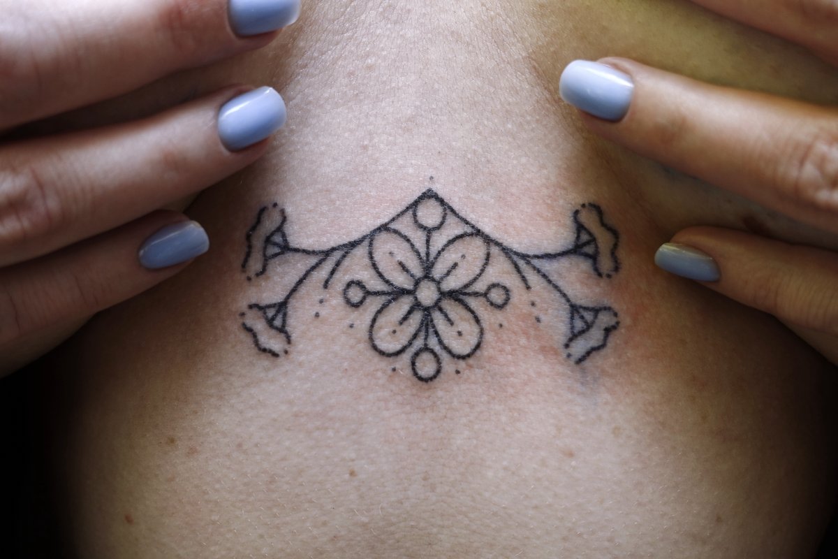 Bemuszenko Handpoke-tatuaż-bez-kwiat-Geometryczny / Ornamenty-Handpoke-Line work / Fineline / Outline