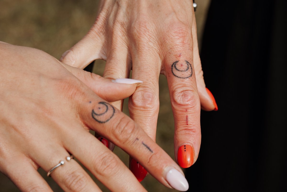 Bemuszenko Handpoke-tatuaż-palce-matching-Geometryczny / Ornamenty-Handpoke