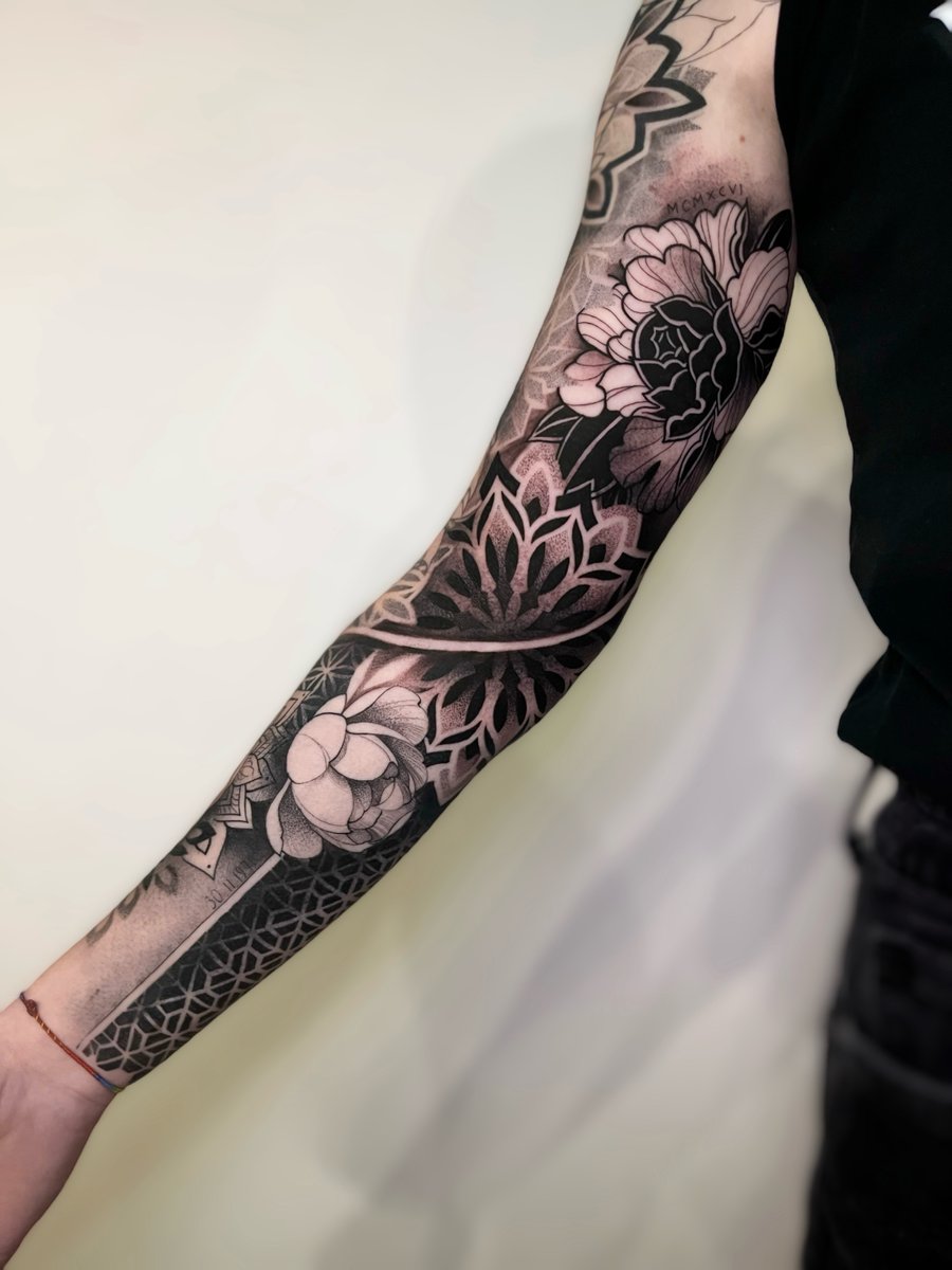 Oliwia Pasko-tatuaż-rekaw-sleeve-Dotwork-Geometryczny / Ornamenty
