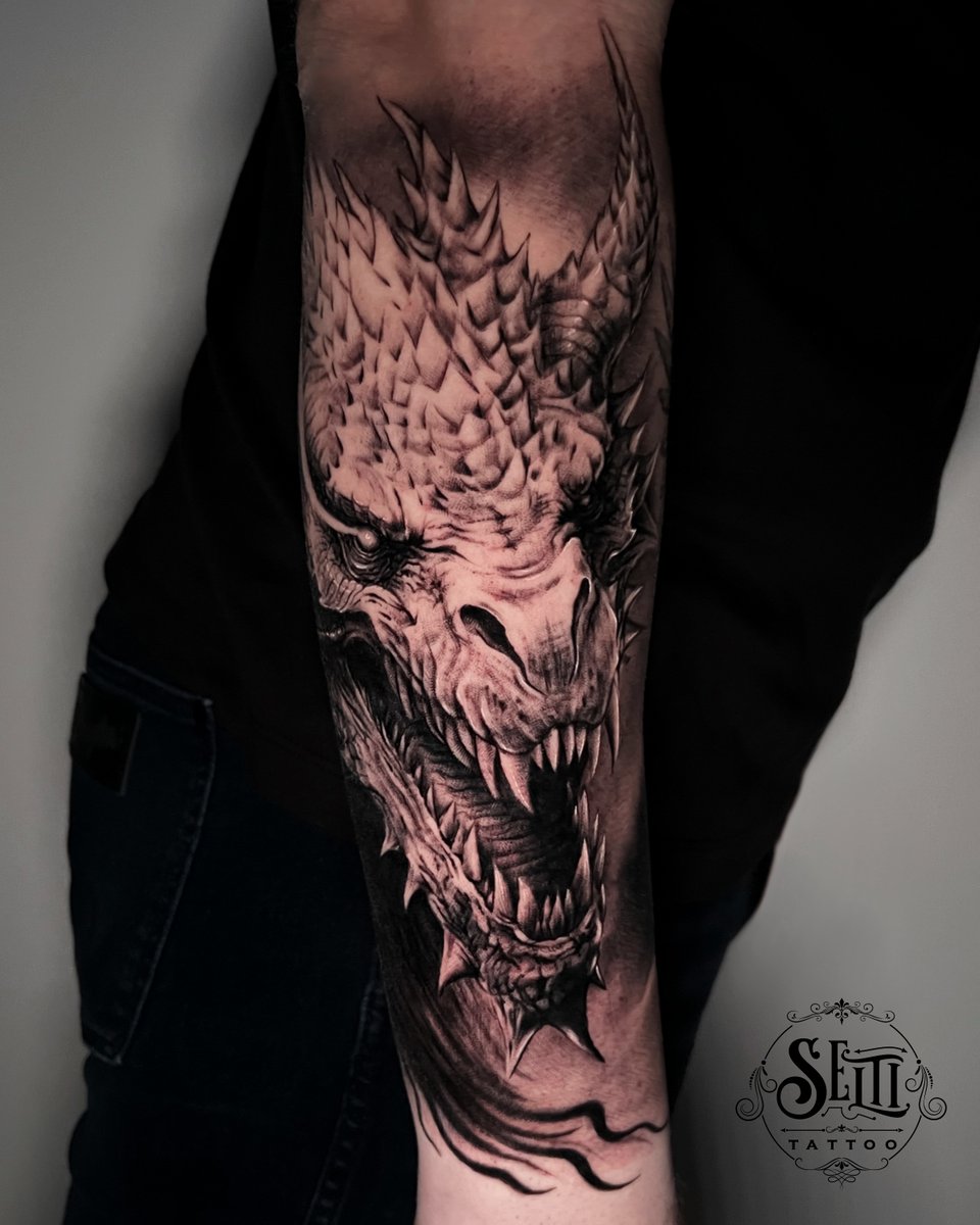 Katarzyna Cieślak -tatuaż-dragon-dark-Black & Grey-Realizm