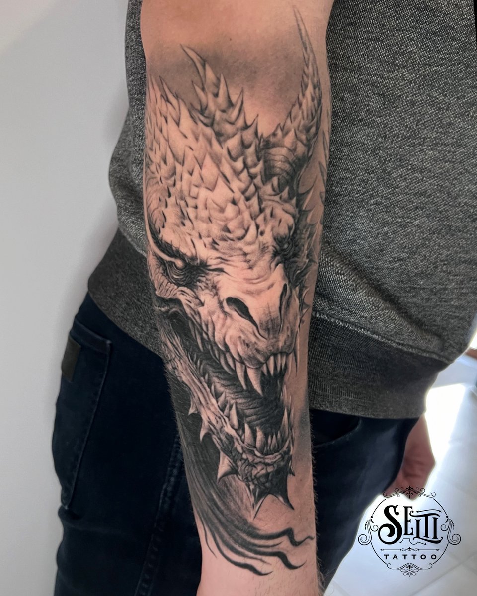 Katarzyna Cieślak -tatuaż-dragon-dark-Black & Grey-Realizm