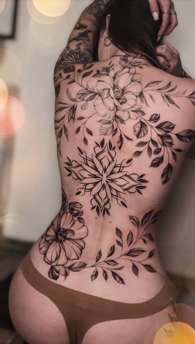 Oliwia Pasko-tatuaż-plecy-fullback-Dotwork