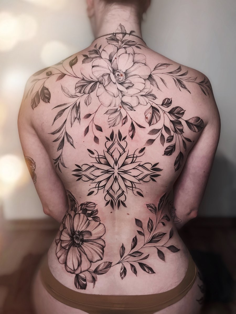 Oliwia Pasko-tatuaż-plecy-fullback-Dotwork