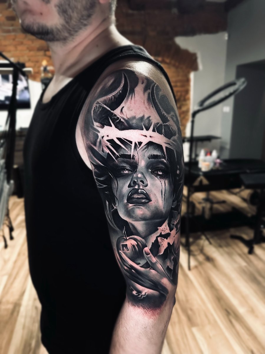 Leszek Nycz-tatuaż-krolewnasniezka-księżniczka-Black & Grey-Realizm-Surrealizm / Horror-White Ink