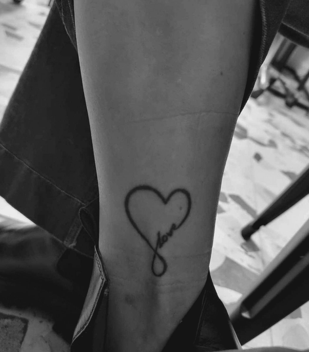 Sara Piechocka-tatuaż-cover-kwiat-Blackwork / Blackout-Dotwork