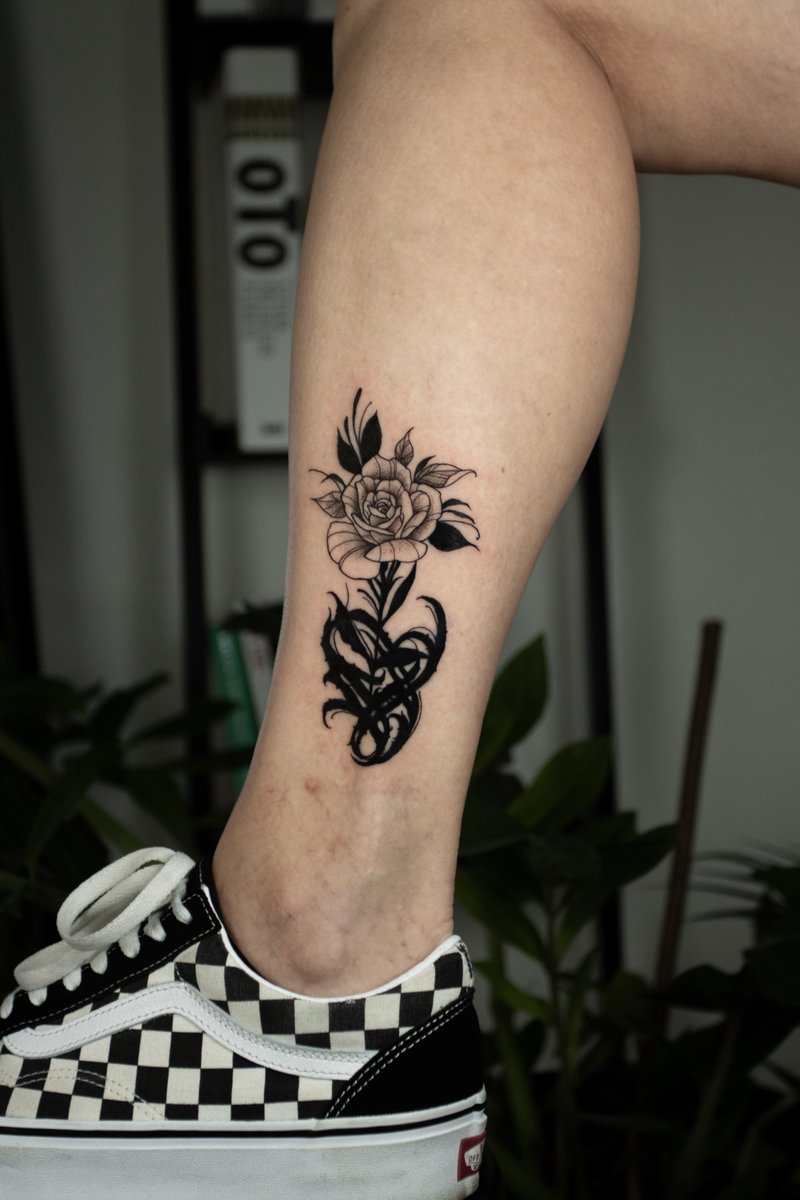 Sara Piechocka-tatuaż-cover-kwiat-Blackwork / Blackout-Dotwork
