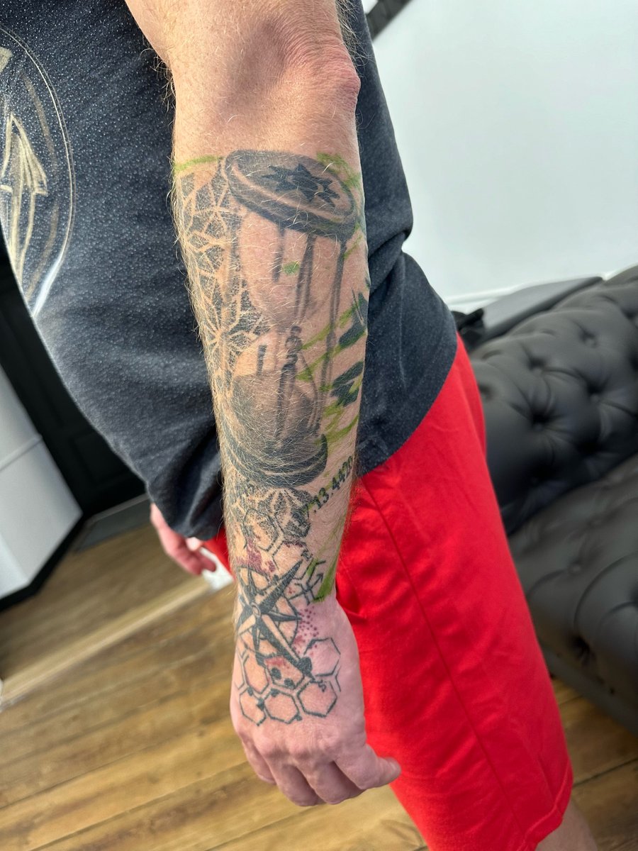 Kamil Krüger-tatuaż-hazard-hourglass-Realizm-Trash Polka