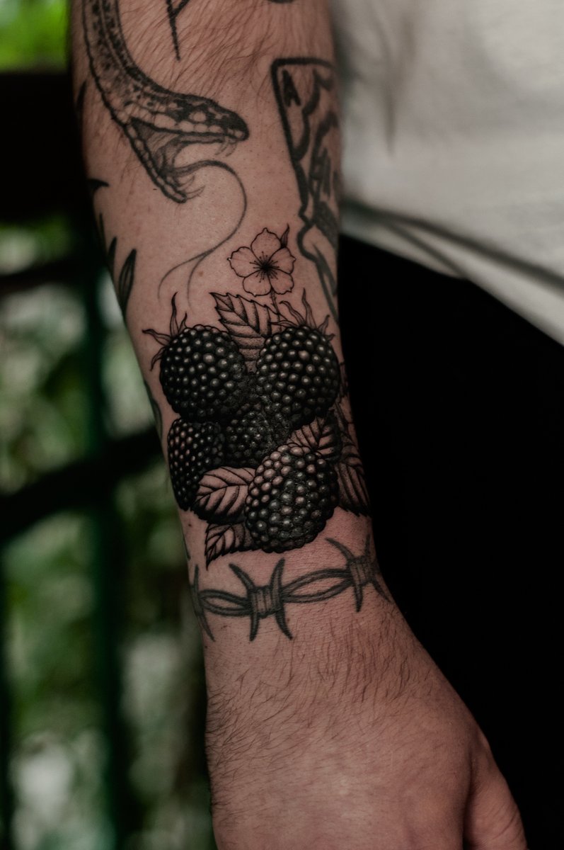 Dybuk Ink | Nona Karnowska | tatuaż słowiański | nordycki | mroczny | Kraków-tatuaż-tatuaż-kraków-Black & Grey-Dotwork-Graficzny / Sketch