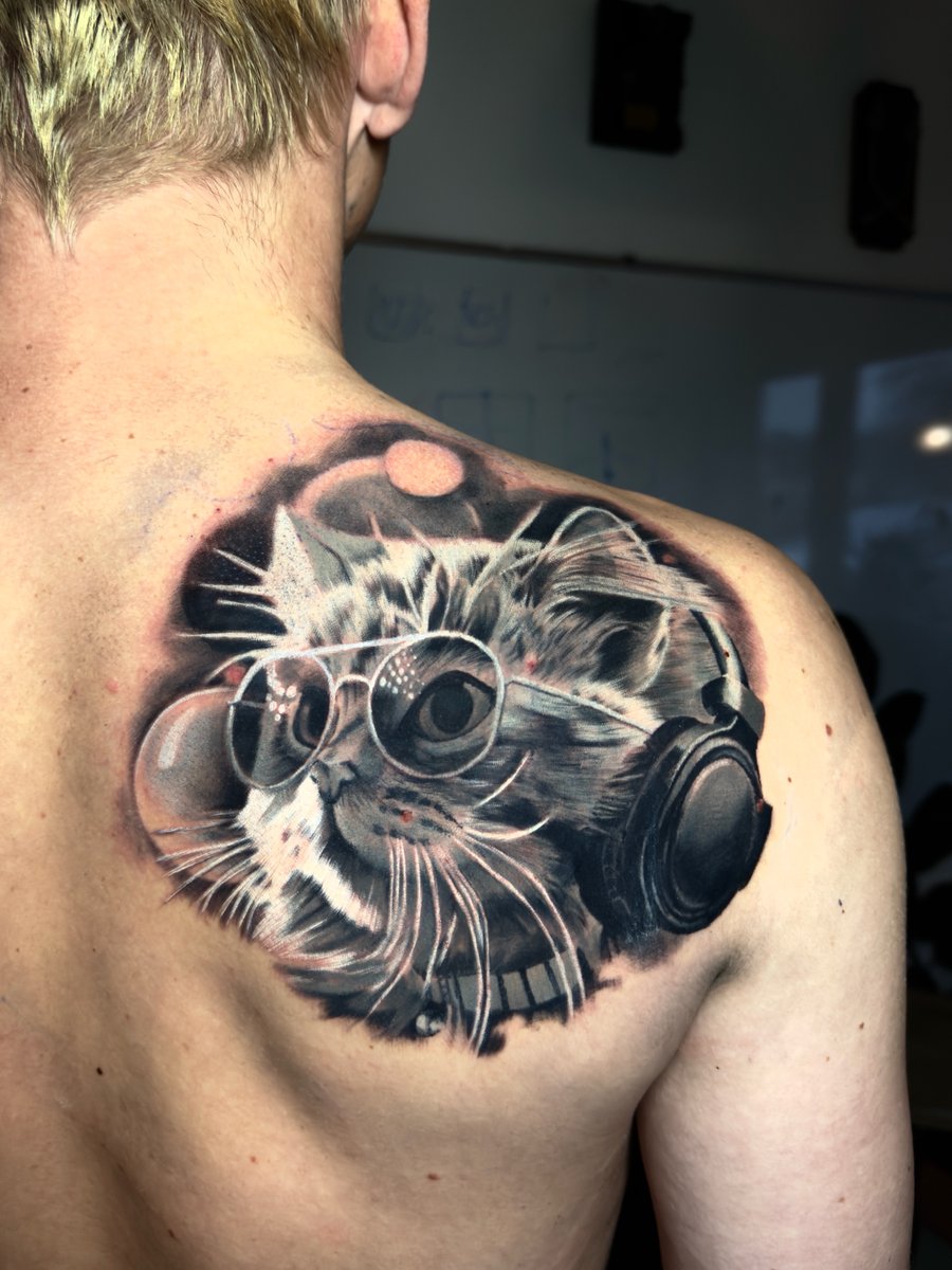 Kacper Bohorodzicz -tatuaż-kot-cover-Realizm