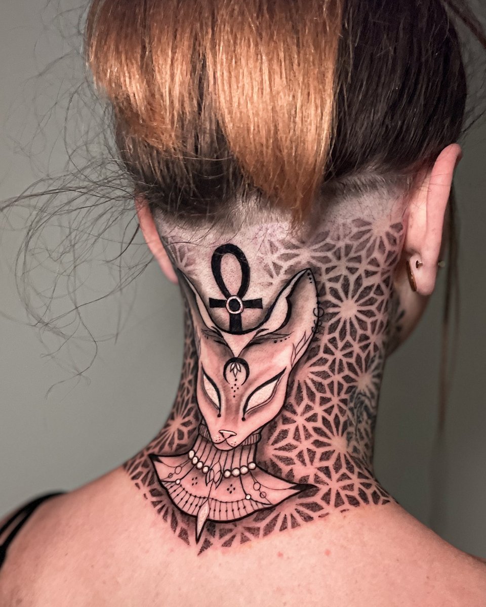 Klaudia Naglik-tatuaż-szyja-mandale-Black & Grey-Dotwork-Geometryczny / Ornamenty-Graficzny / Sketch