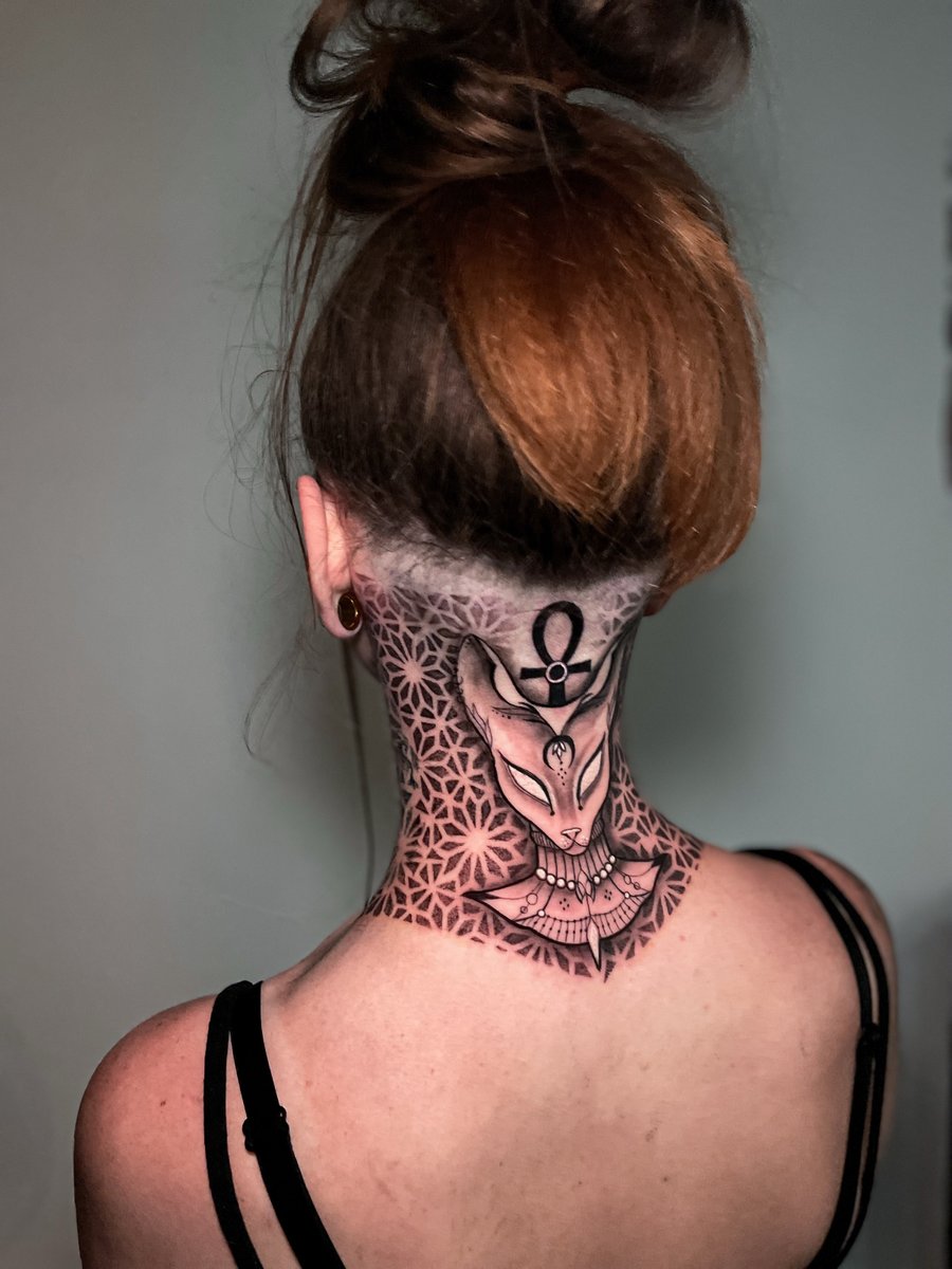 Klaudia Naglik-tatuaż-szyja-mandale-Black & Grey-Dotwork-Geometryczny / Ornamenty-Graficzny / Sketch