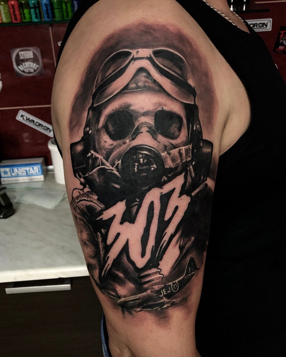 Sebastian Stańczak-tatuaż-ramię-czaszka-Realizm