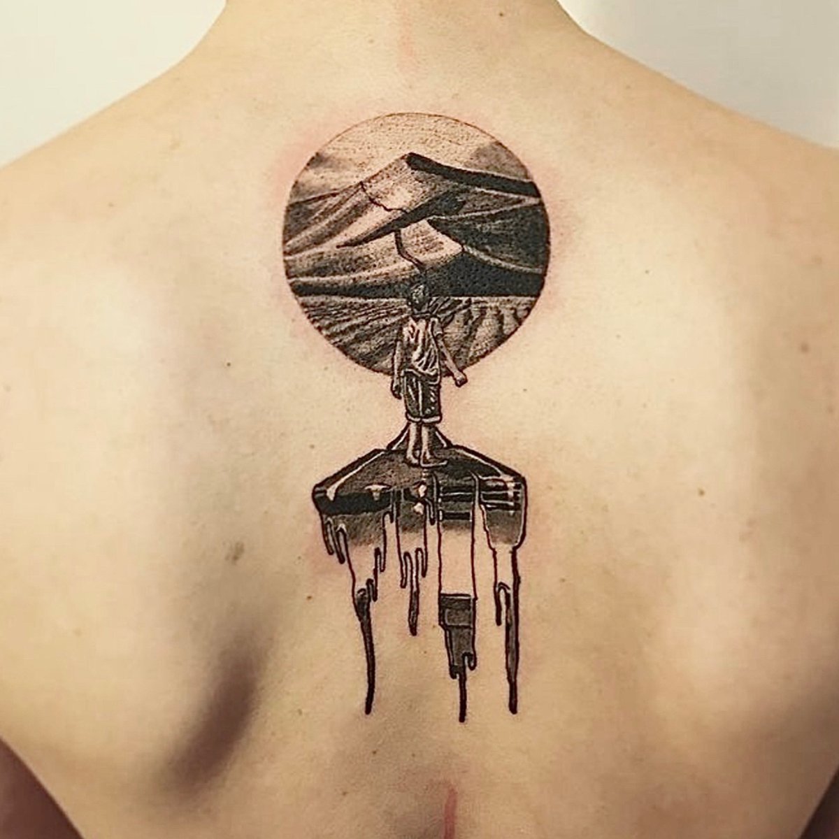 Łukasz Dymowski-wzór-plecy-Minimalizm-Realizm