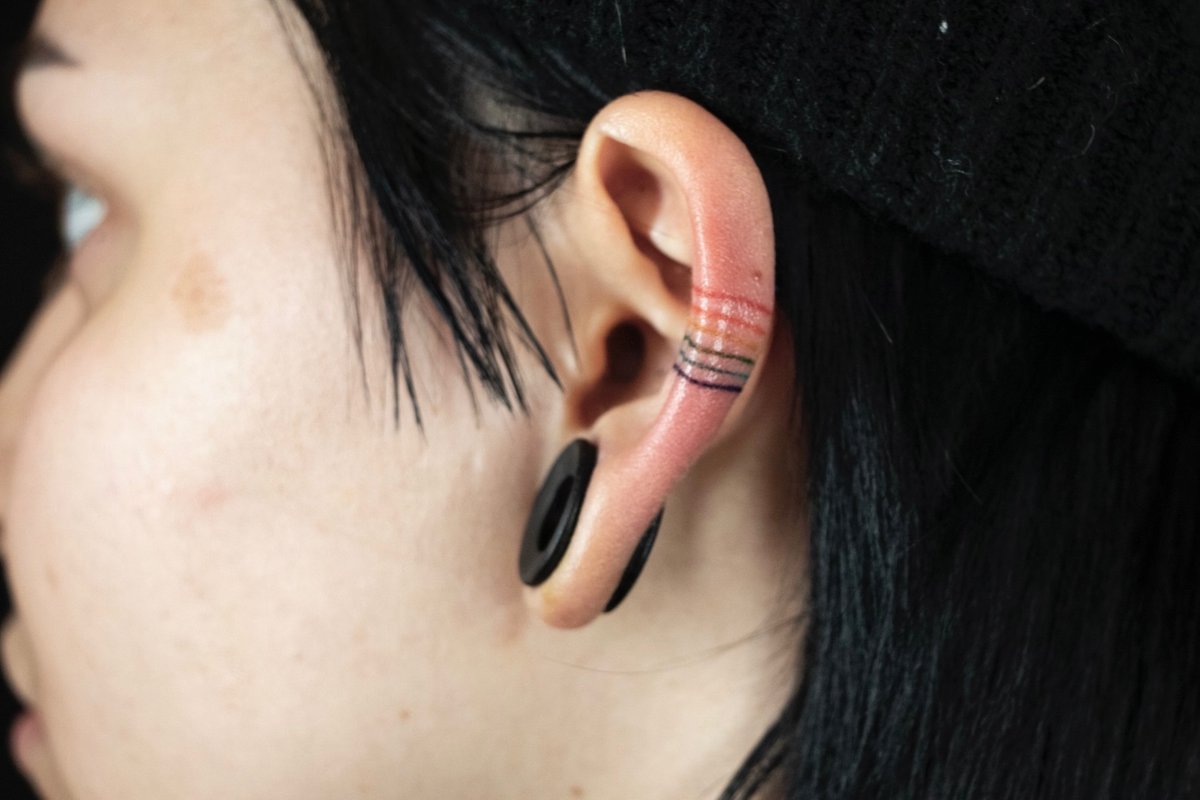 Karolina Gwóźdź-tatuaż-ucho