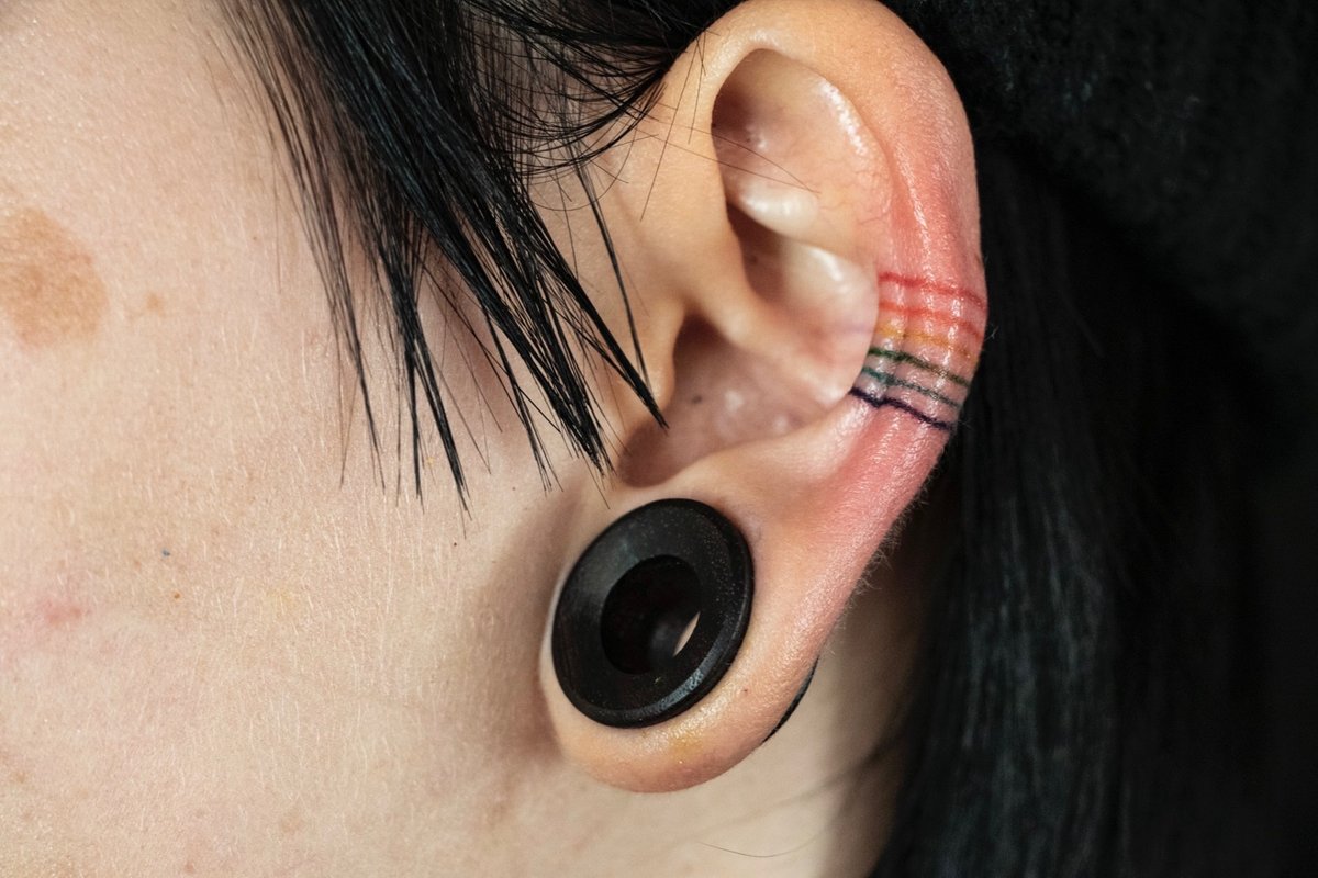 Karolina Gwóźdź-tatuaż-ucho