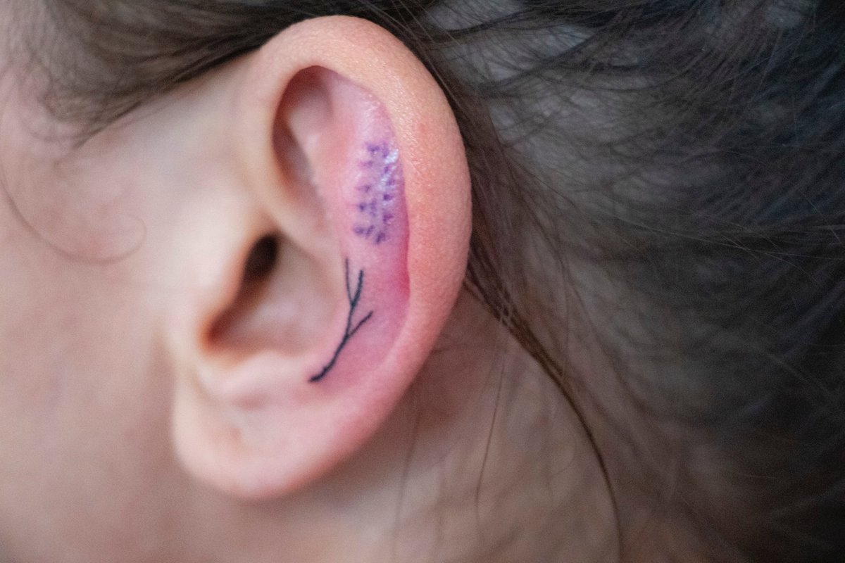 Karolina Gwóźdź-tatuaż-ucho-cover-Graficzny / Sketch-Handpoke-Minimalizm