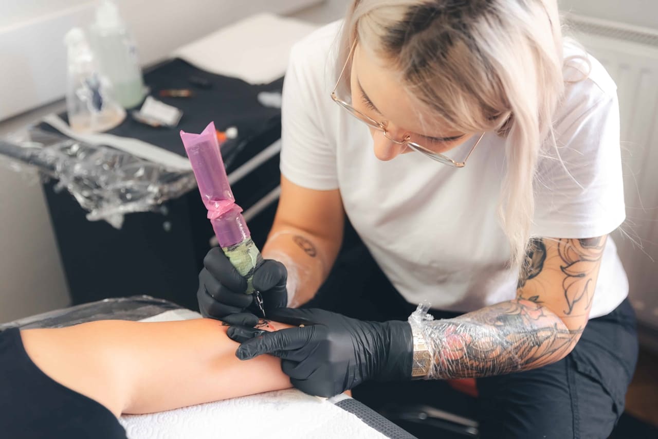 Jak zarabiać na tatuażach? Gdzie, jak i za ile pracują tatuażyści?
